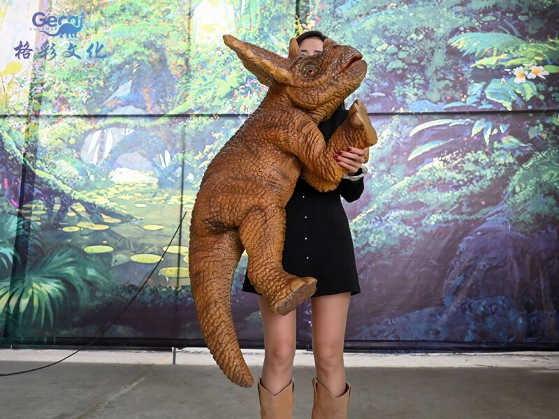 棕色三角龙手偶